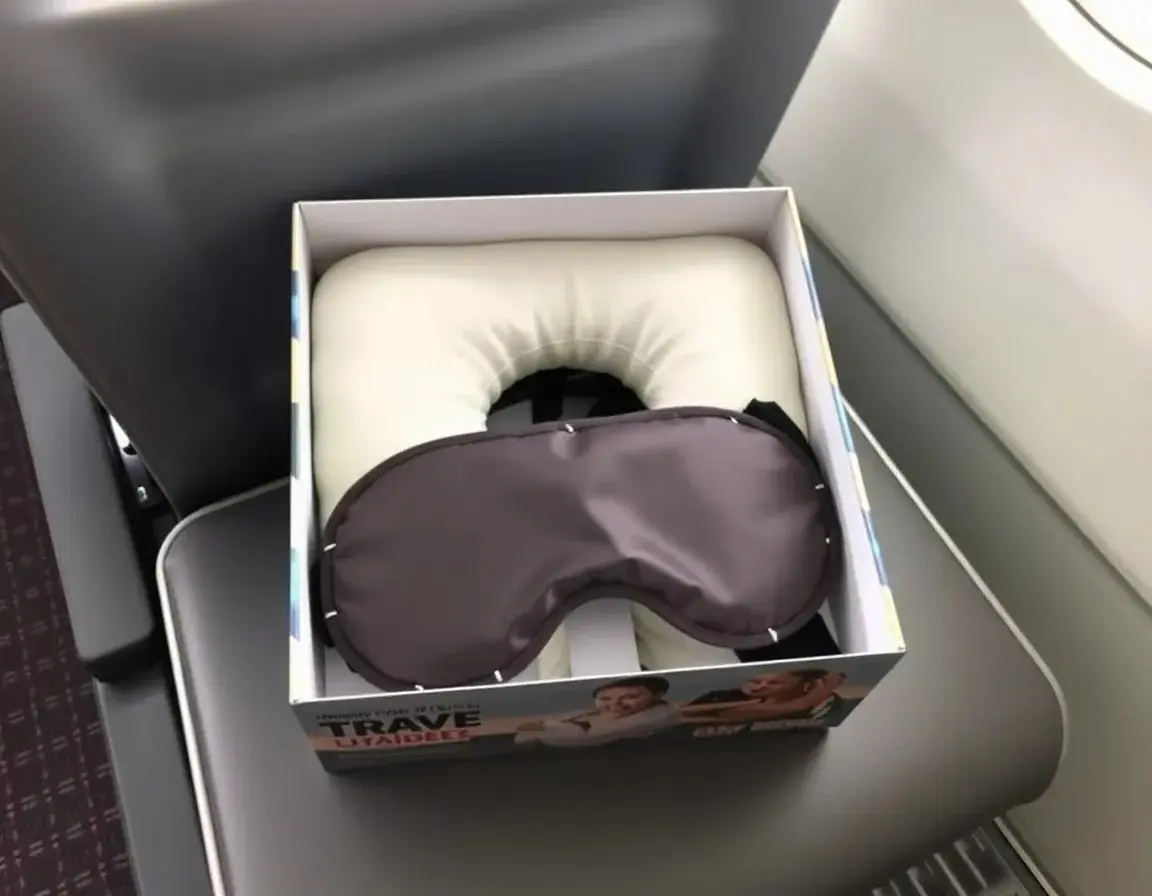 Set Cuscino da Viaggio e Mascherina