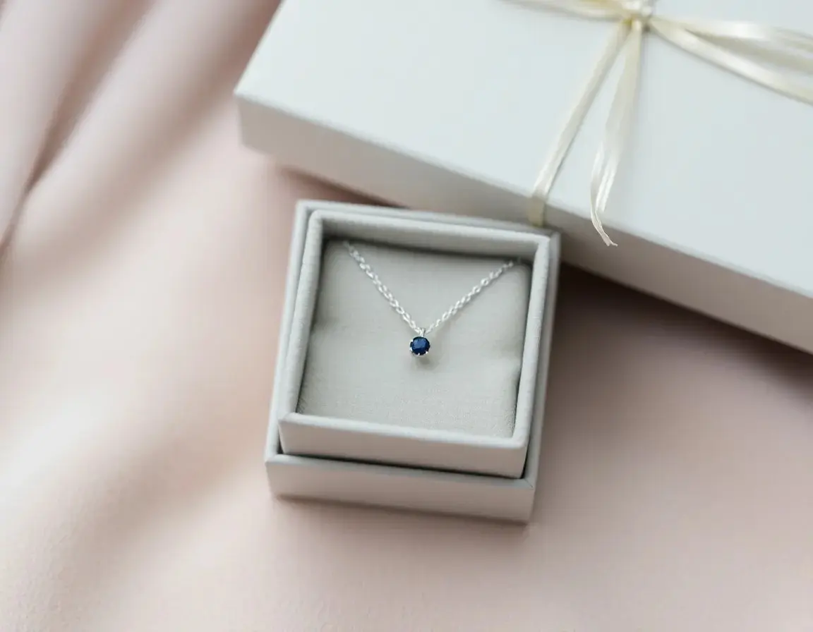 Collana in argento sterling con pietra, un gioiello di classe.